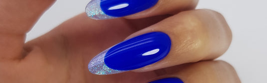 Ongles bleus forme amande avec bouts french argentés, technique de ponçage