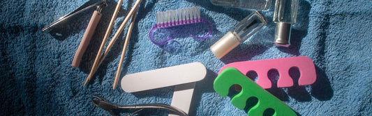 Outils de manucure et pédicure sur une serviette bleue, nettoyage du matériel